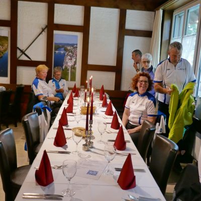 091 am festlich gedeckten Tisch